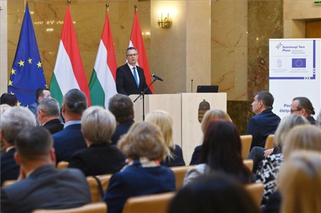A pedagógusok bérfejlesztését célzó projekt nyitórendezvénye Budapesten