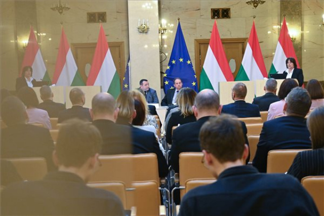 A pedagógusok bérfejlesztését célzó projekt nyitórendezvénye Budapesten