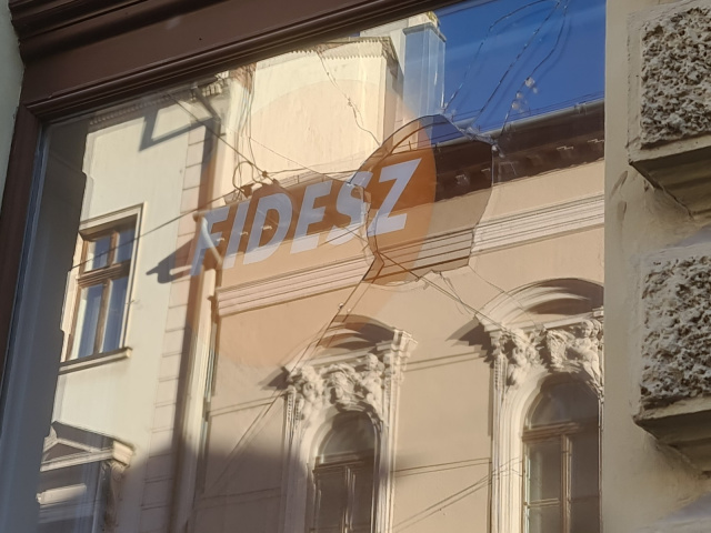 Betörték a szegedi Fidesz iroda ablakát