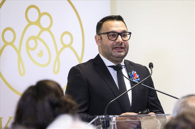 Sikeres roma férfiakról szóló kötetet mutattak be Budapesten