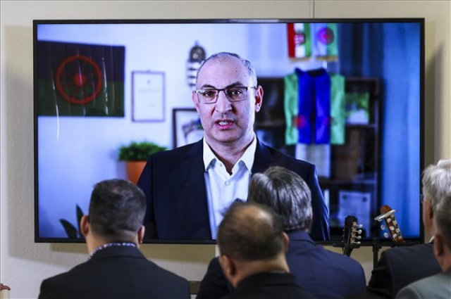 Sikeres roma férfiakról szóló kötetet mutattak be Budapesten