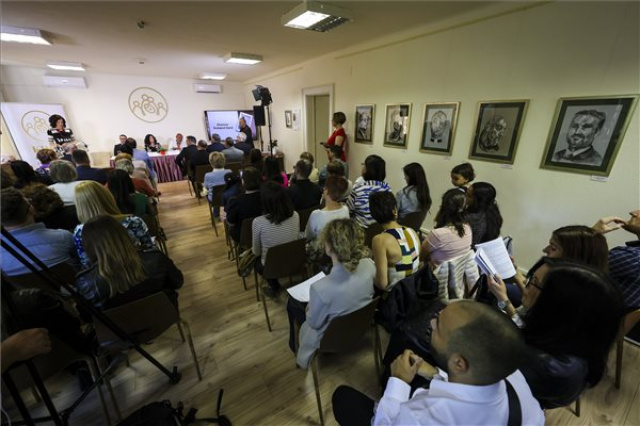 Sikeres roma férfiakról szóló kötetet mutattak be Budapesten