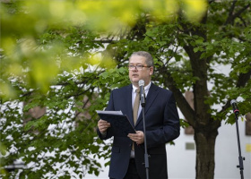 A magyar költészet napja - Felavatták Kalász Márton költő domborművét a Fejér vármegyei irodalmi emlékfalon
