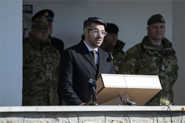 Esküt tettek Tatán a PzH 2000 önjáró lövegek kezelői