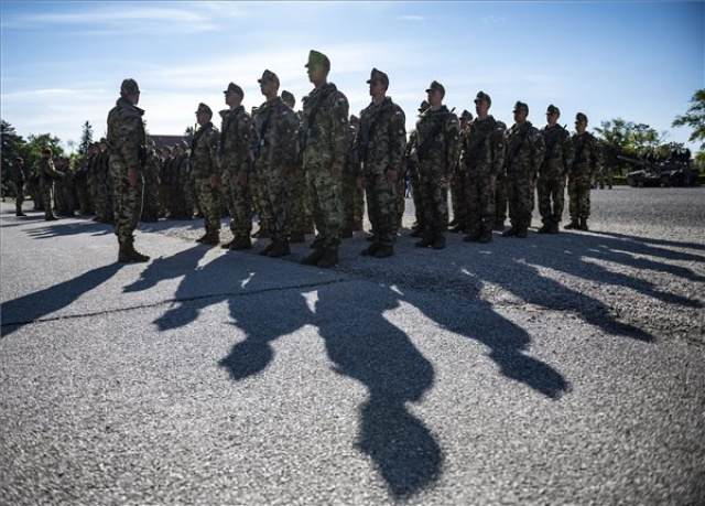 Esküt tettek Tatán a PzH 2000 önjáró lövegek kezelői