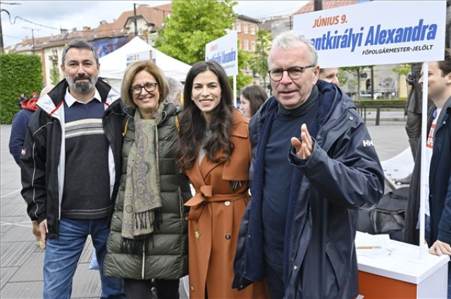 Voks 24 - Szentkirályi Alexandra, a Fidesz-KDNP-szövetség főpolgármester-jelöltje a Széll Kálmán téren 