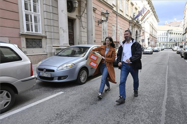 Voks 24 - Szentkirályi Alexandra, a Fidesz-KDNP-szövetség főpolgármester-jelöltje leadta az ajánlóíveket