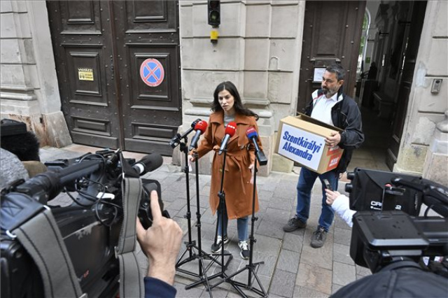 Voks 24 - Szentkirályi Alexandra, a Fidesz-KDNP-szövetség főpolgármester-jelöltje leadta az ajánlóíveket