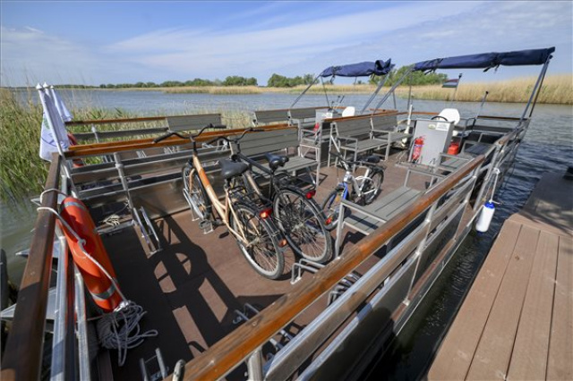 Kerékpáros kompokat adtak át a Tisza-tó melletti Tiszaderzsen