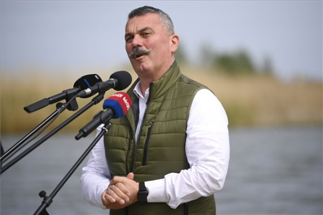 Kerékpáros kompokat adtak át a Tisza-tó melletti Tiszaderzsen