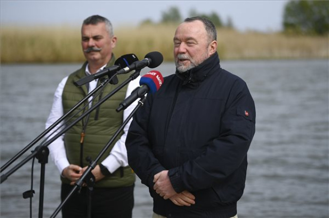 Kerékpáros kompokat adtak át a Tisza-tó melletti Tiszaderzsen