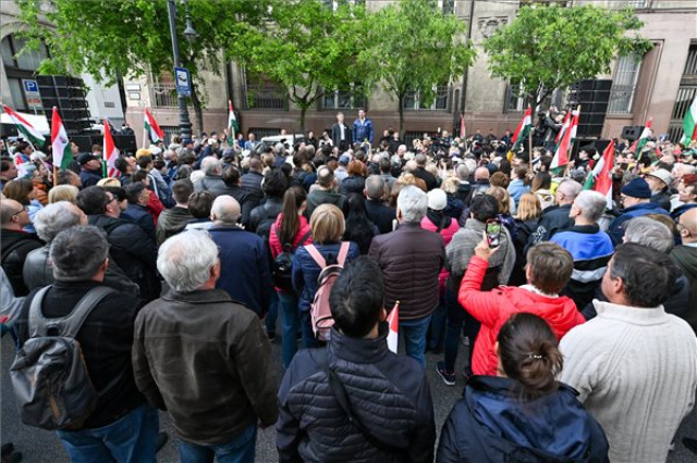 Működő gyermekvédelem létrehozását követelte demonstráción Magyar Péter
