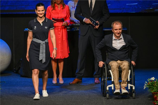 A magyar olimpiai és paralimpiai csapat emlékérme- és bélyegkibocsátással egybekötött divatbemutatója