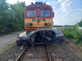 Vonattal ütközött egy személyautó Inárcsnál