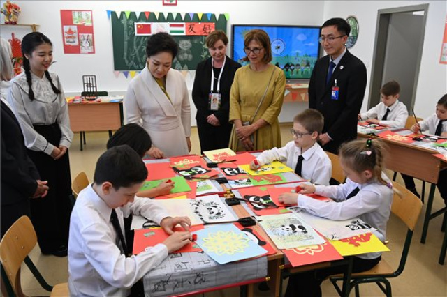 Magyar-kínai iskolába látogatott a kínai államfő felesége