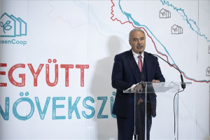 Hathektáros üvegházat adott át Ácson a GreenCoop