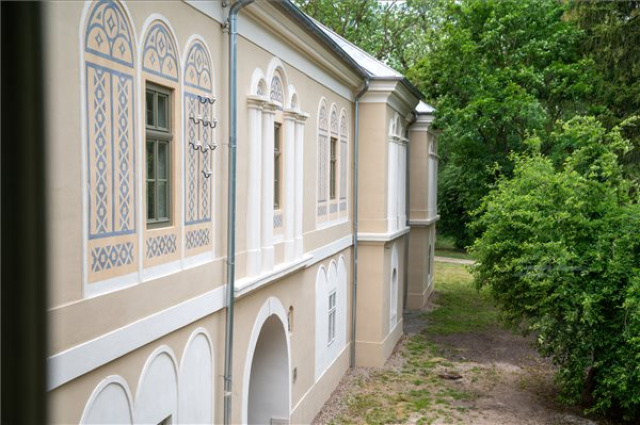 Megnyílt a felújított gyalui várkastély Erdélyben