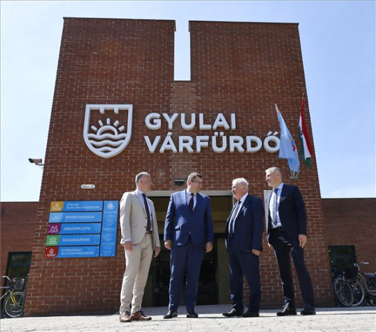 Átadták a Gyulai Várfürdő átalakított főépületét