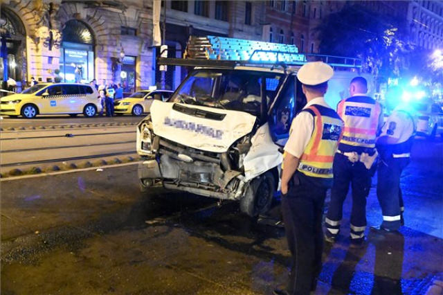 Taxival ütközött egy kisteherautó Budapesten