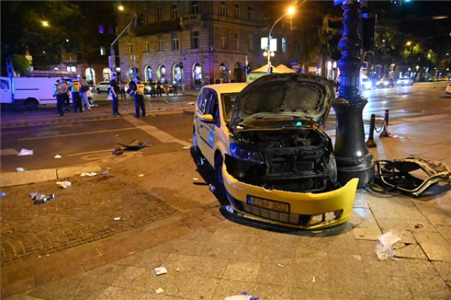 Taxival ütközött egy kisteherautó Budapesten