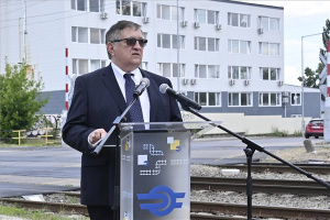 A vasúti átjárókon való áthaladás szabályaira figyelmeztet a MÁV és a rendőrség