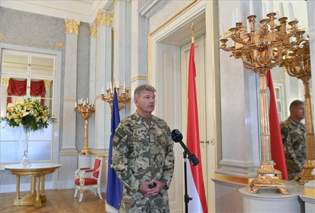 Sulyok Tamás a Honvéd Vezérkar főnökét és a Katonai Nemzetbiztonsági Szolgálat főigazgatóját fogadta
