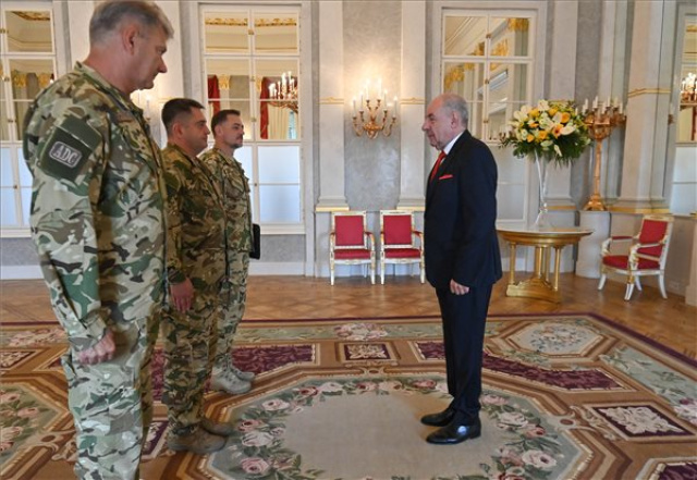 Sulyok Tamás a Honvéd Vezérkar főnökét és a Katonai Nemzetbiztonsági Szolgálat főigazgatóját fogadta