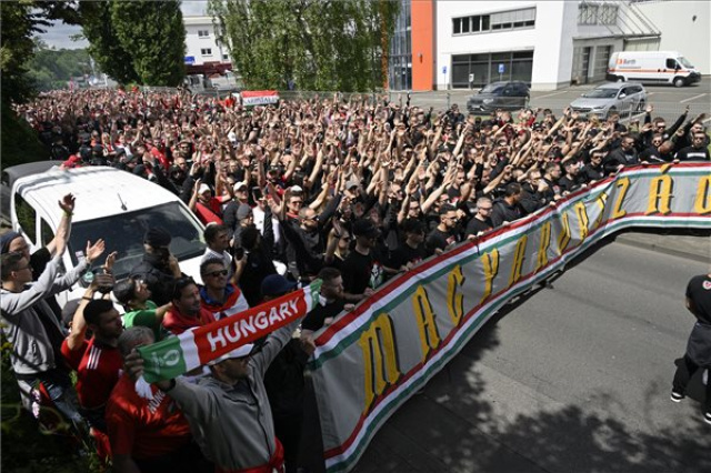 EURO-2024 - Többezer magyar szurkoló vonult Kölnben a Svájc elleni meccs helyszínére
