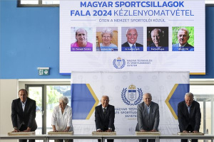 A nemzet sportolói közül öten helyezték el kézlenyomatukat a Sportcsillagok Falán