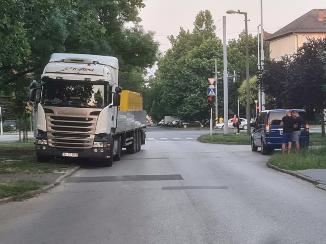 Kamion és kisbusz ütközött a Szatymazi utcában