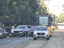 Villamos és személyautó ütközött a Boldogasszony sugárúton