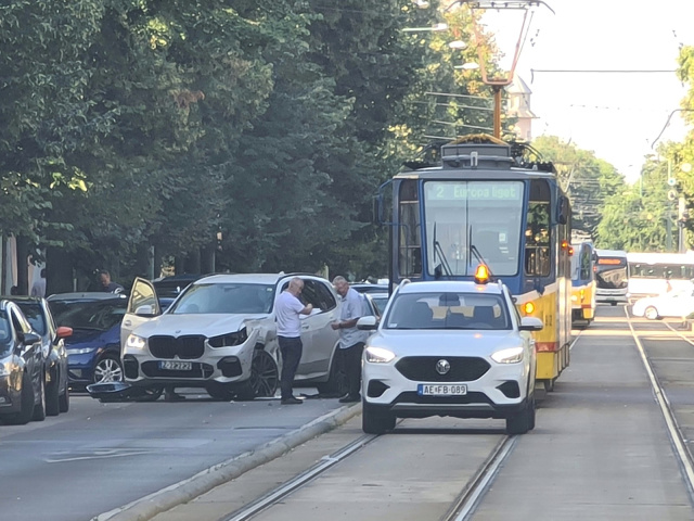 Villamos és személyautó ütközött a Boldogasszony sugárúton