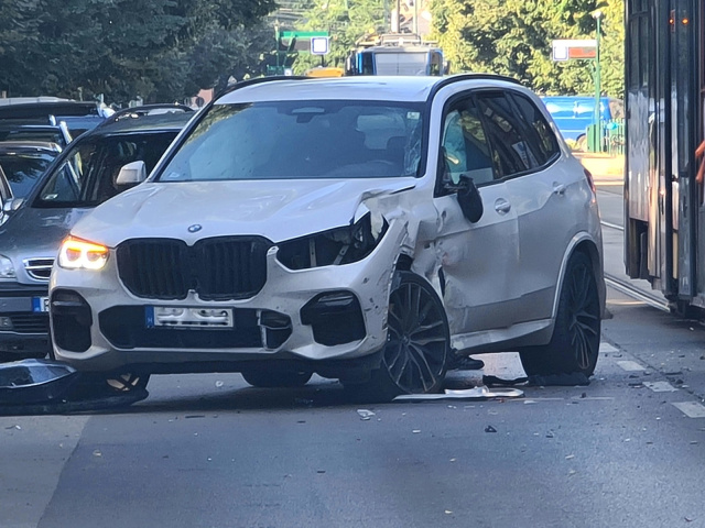 Villamos és személyautó ütközött a Boldogasszony sugárúton