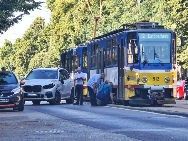 Villamos és személyautó ütközött a Boldogasszony sugárúton
