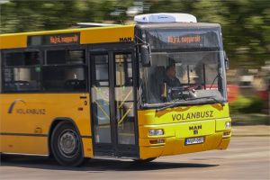 EURO-2024 - Hajrá, magyarok! felirat Debrecenben a Volánbuszokon 