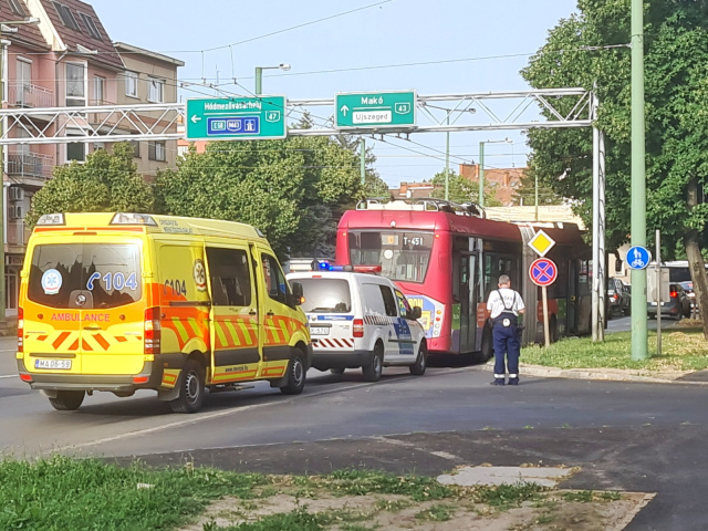 Rosszul lett egy idős nő a 10-es trolibuszon