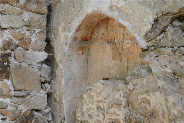 Újabb érdekes falképek kerültek elő a székelyföldi Szacsva középkori templomában