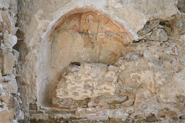 Újabb érdekes falképek kerültek elő a székelyföldi Szacsva középkori templomában