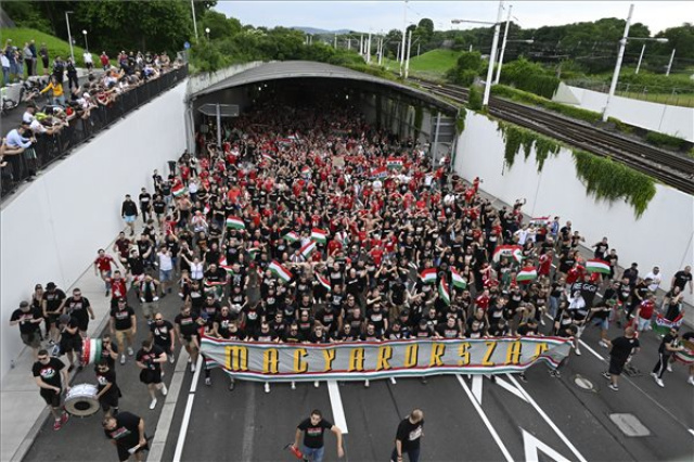 EURO-2024 - A magyar szurkolók vonulása Stuttgartban