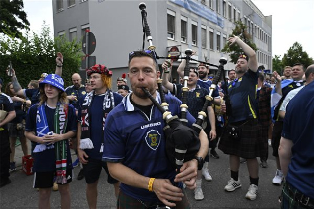 EURO-2024 - A magyar szurkolók vonulása Stuttgartban