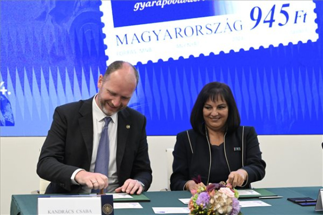 Alkalmi bélyeget bocsátott ki a százéves Magyar Nemzeti Bank tiszteletére a Magyar Posta
