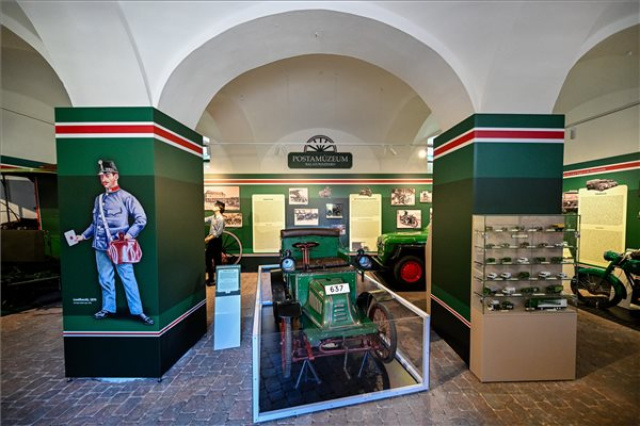Megnyitották a felújított balatonszemesi Postamúzeumot