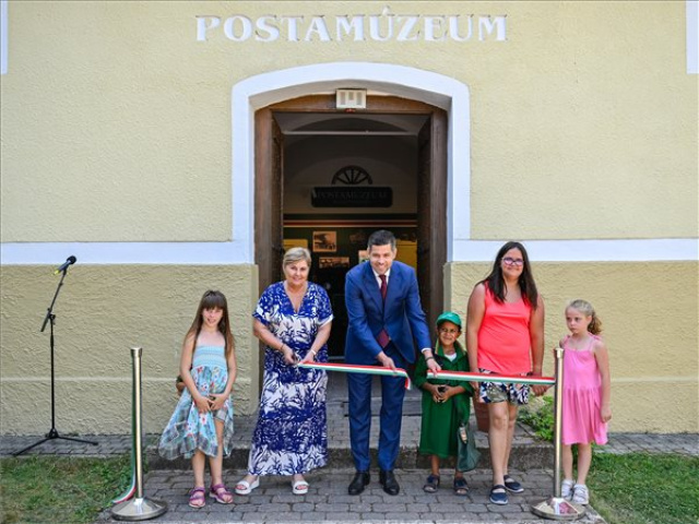 Megnyitották a felújított balatonszemesi Postamúzeumot