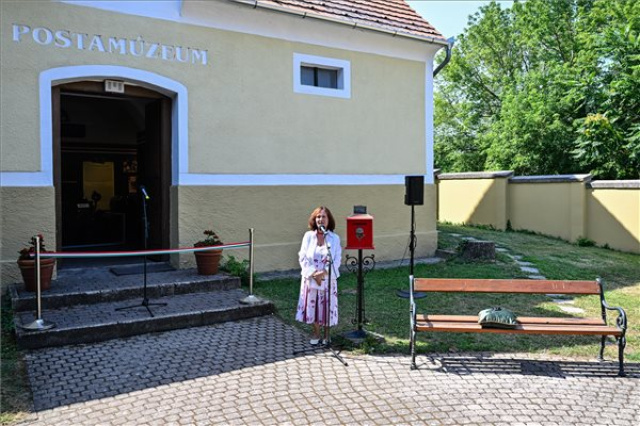 Megnyitották a felújított balatonszemesi Postamúzeumot