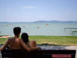 Hőség - Fürdőzők a Balatonban