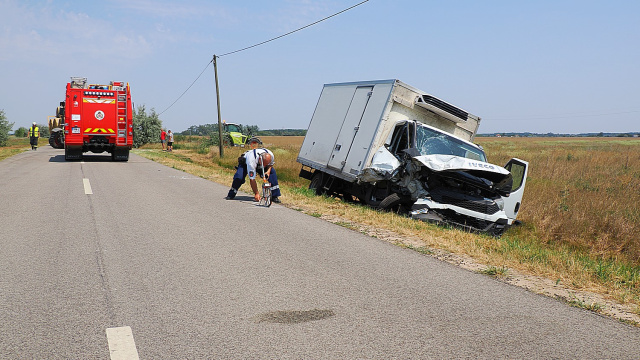 Traktorral ütközött egy kisteherautó a 4401-es úton