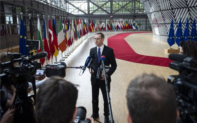 EU-elnökség - Varga Mihály nyilatkozott az Ecofin ülése előtt Brüsszelben 