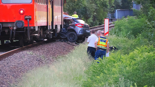 Személyautó ütközött vonattal Szentes és Csongrád között