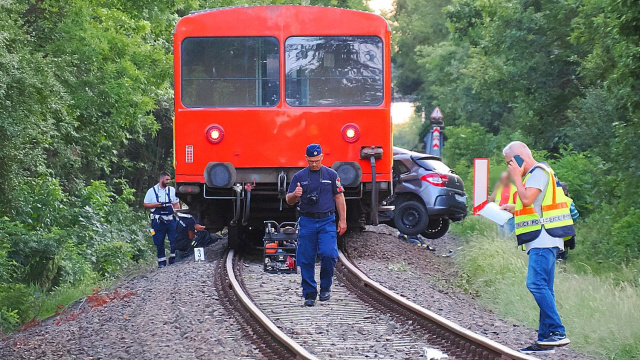 Személyautó ütközött vonattal Szentes és Csongrád között