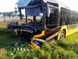 Busz és kamion ütközött Belsősárdnál